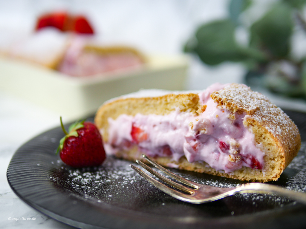 Erdbeerrolle Low Carb - Applethree - Food | Travel | Games Erdbeerrolle Low Carb - Applethree - Food | Travel | Games